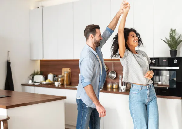 un couple danse dans une cuisine